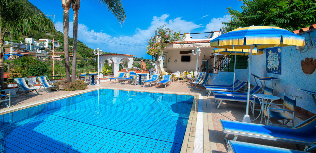 Due piscine con acqua calda e idromassaggio